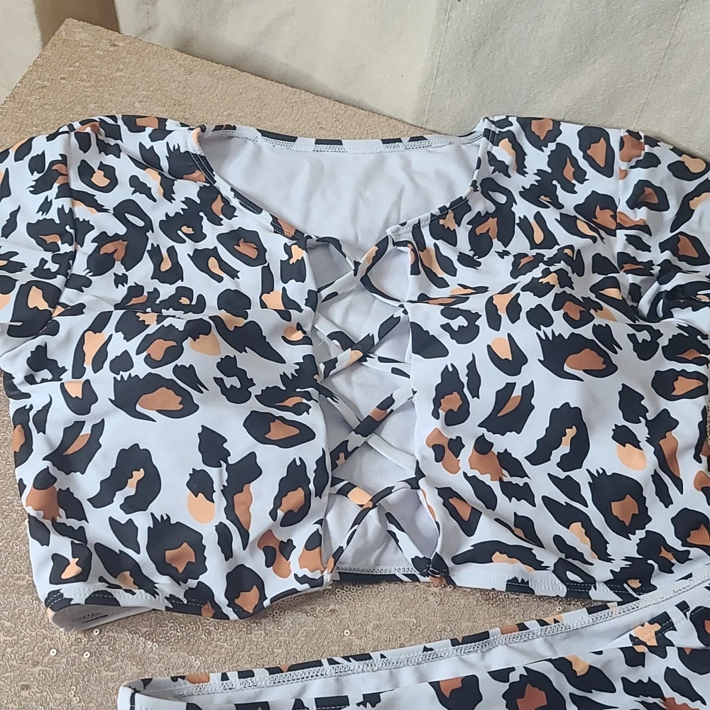 - Leopard 2 piece - Picture 2 of 8